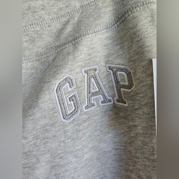 NWT- GAP, Arch Logo Fleece Joggers,Light Gray Heather, Size Large - Picture 2 of 8